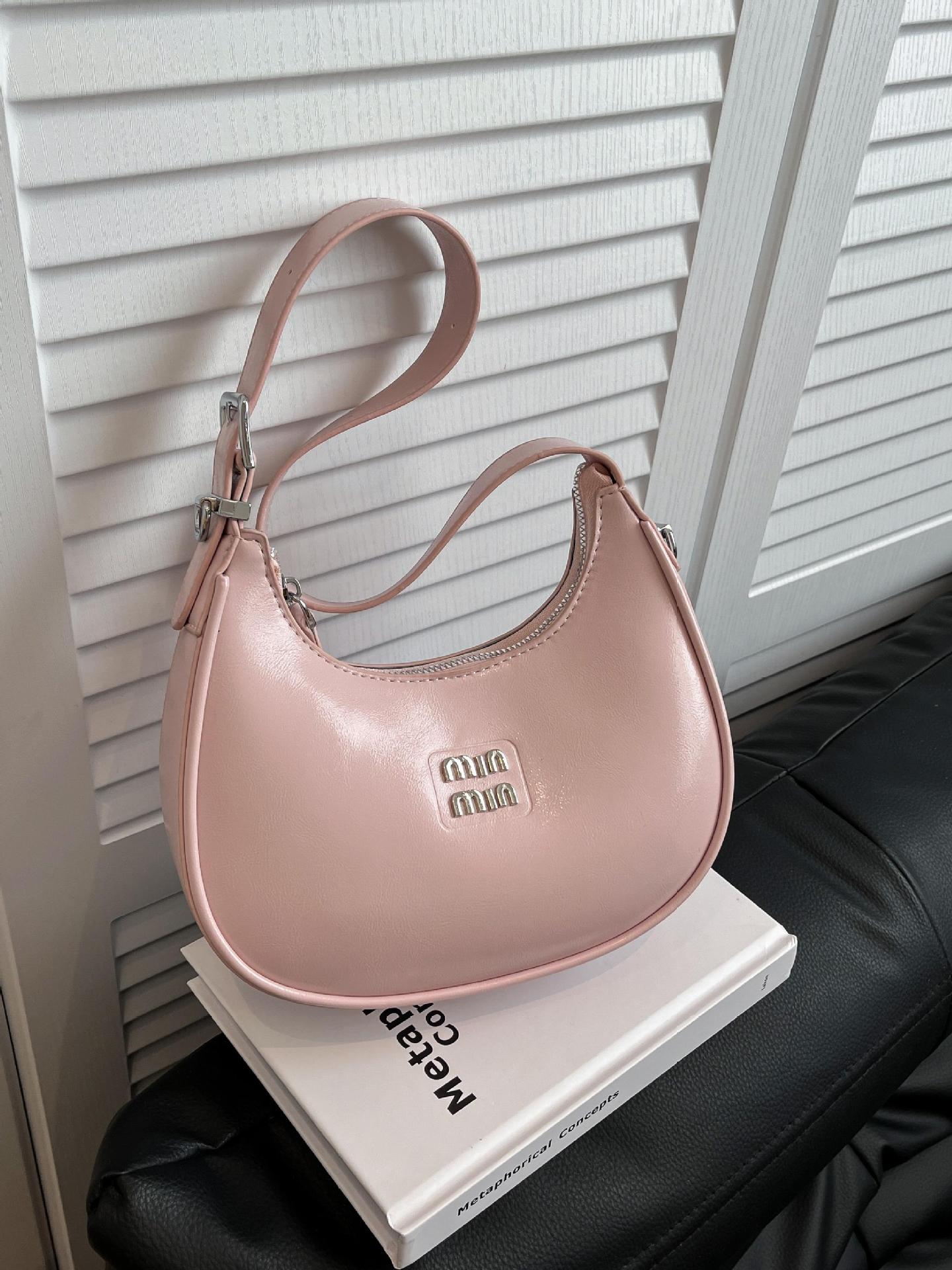 Bolso de axila de fuego súper transfronterizo para mujer 2025 nueva versión coreana de la bolsa de media luna de diseño de nicho bolsa de bola de masa cruzada de sentido avanzado