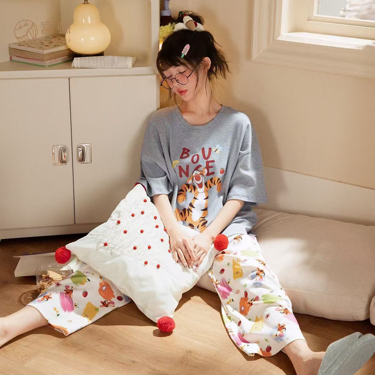 2025 pijamas de mangas cortas de mujer pantalones largos de verano delgados dibujos animados casuales lindos ropa de casa de viento rojo se puede usar fuera
