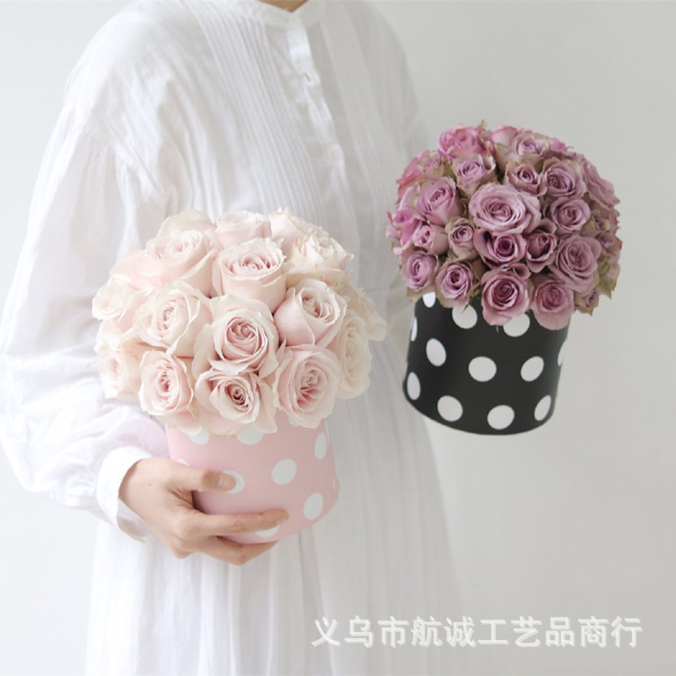 新款圆形法式波点浪漫艺术风情鲜花包装情人节惊喜送礼手捧盒