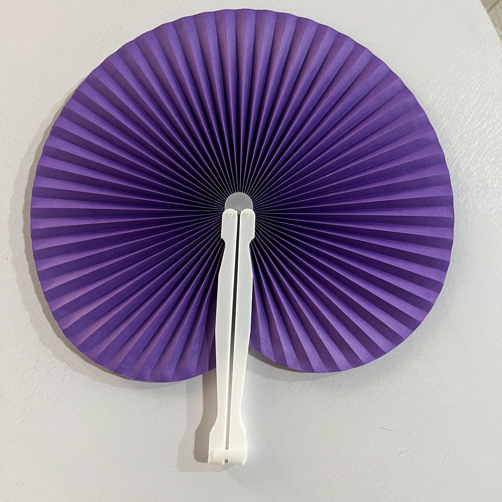 보라색 둥근 종이 부채