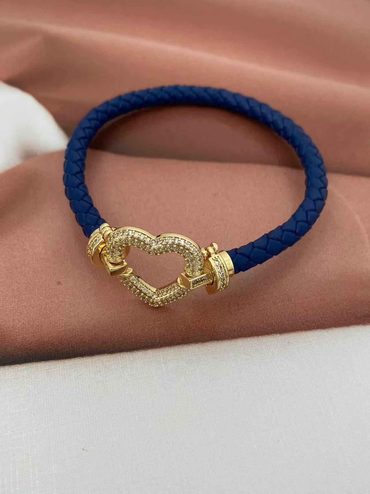 11g Weight Copper Pendant Material Bracelets Classification Leather Rope Chain Material Woven Chain Chain Type 1 Piece Quantity Holiday, Daily Occasion Leather rope, Copper Material Heart Shape Pattern Unisex Gender Vintage Style, Classic Style Style Vintage Style Classic Style Heart Shape Leather Rope Copper Woven Chain String Bracelets Wholesale 6