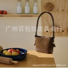 高级质感纯色简约水桶包包女2025春新款时尚百搭斜挎包压花水桶包