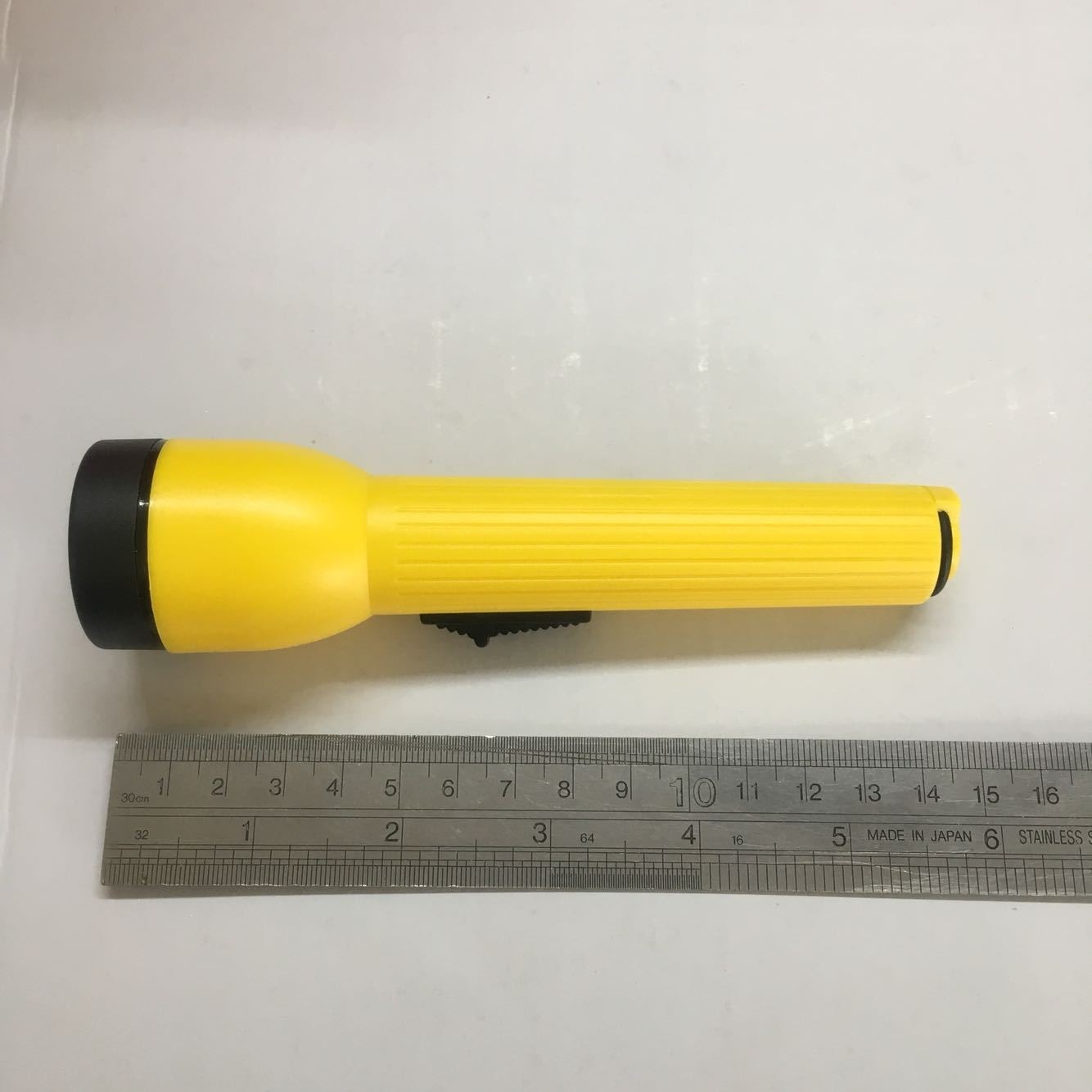 Old-fashioned flashlight with 2 AA batteries, durable for home use, emergency lighting during power outages, suitable for students and elderly, portable for outdoor use at night