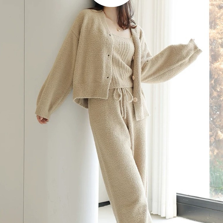 가을과 겨울 잠옷 여성용 하프사이드 벨벳 기모 두껍게 한 소프트 넷 인기 바람은 슬링 홈 의류 3 피스 세트 밖에서 입을 수 있습니다.