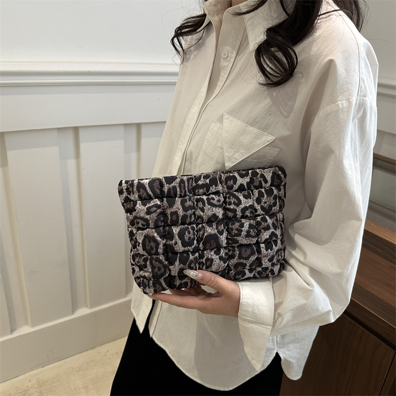 Bolsa de maquillaje de nicho, bolsa de maquillaje de imprenta de leopardo, bolsa de mano de moda europea y americana, gran capacidad, alta calidad de tela, bolsa de almacenamiento de bordado de cuadrillas