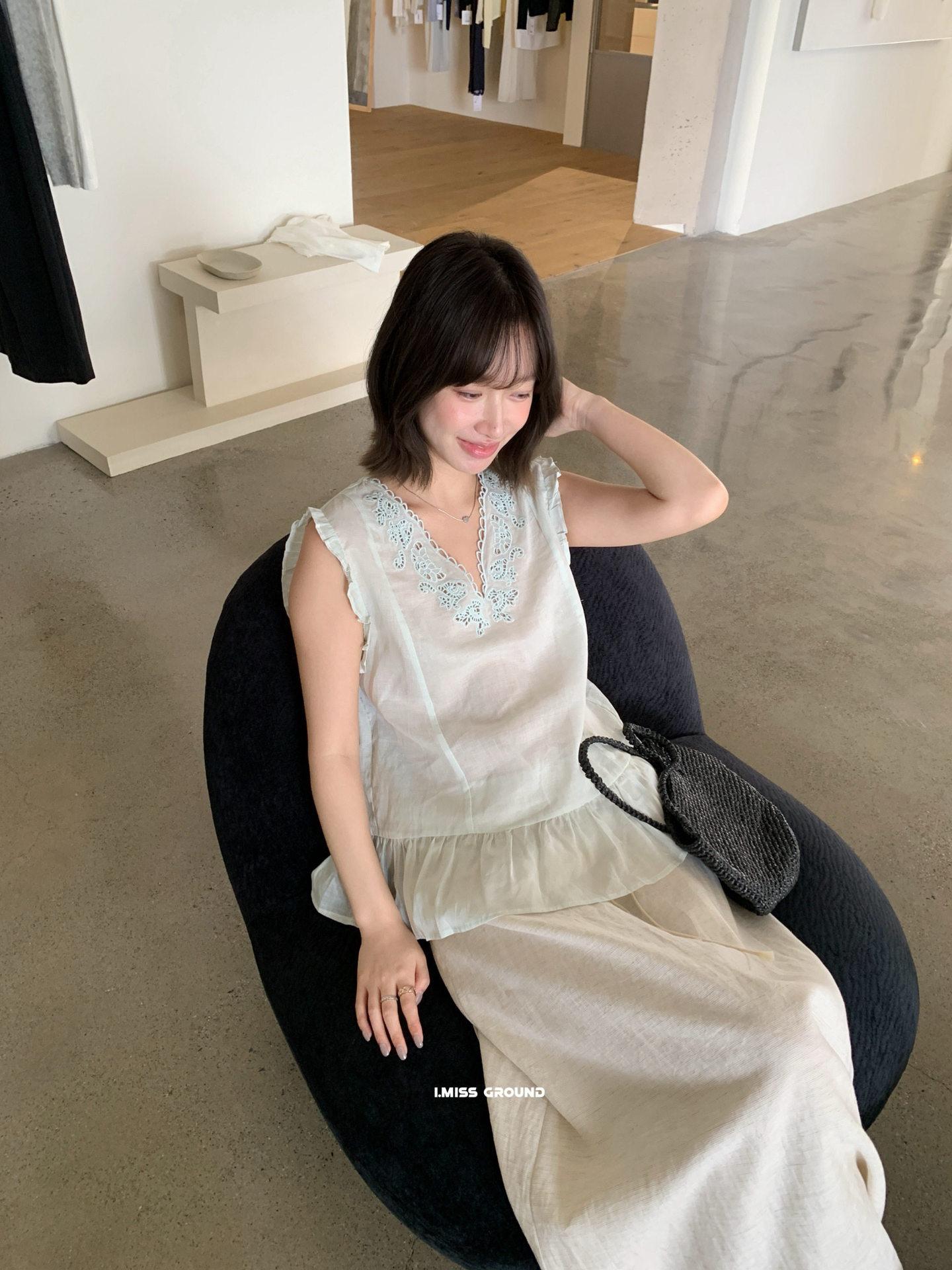 Áo hai dây ren hở lưng V cutout phong cách Pháp thêu hoa — xanh lam, màu hồng, màu trắng, Vàng nhạtcolor chi tiết 7