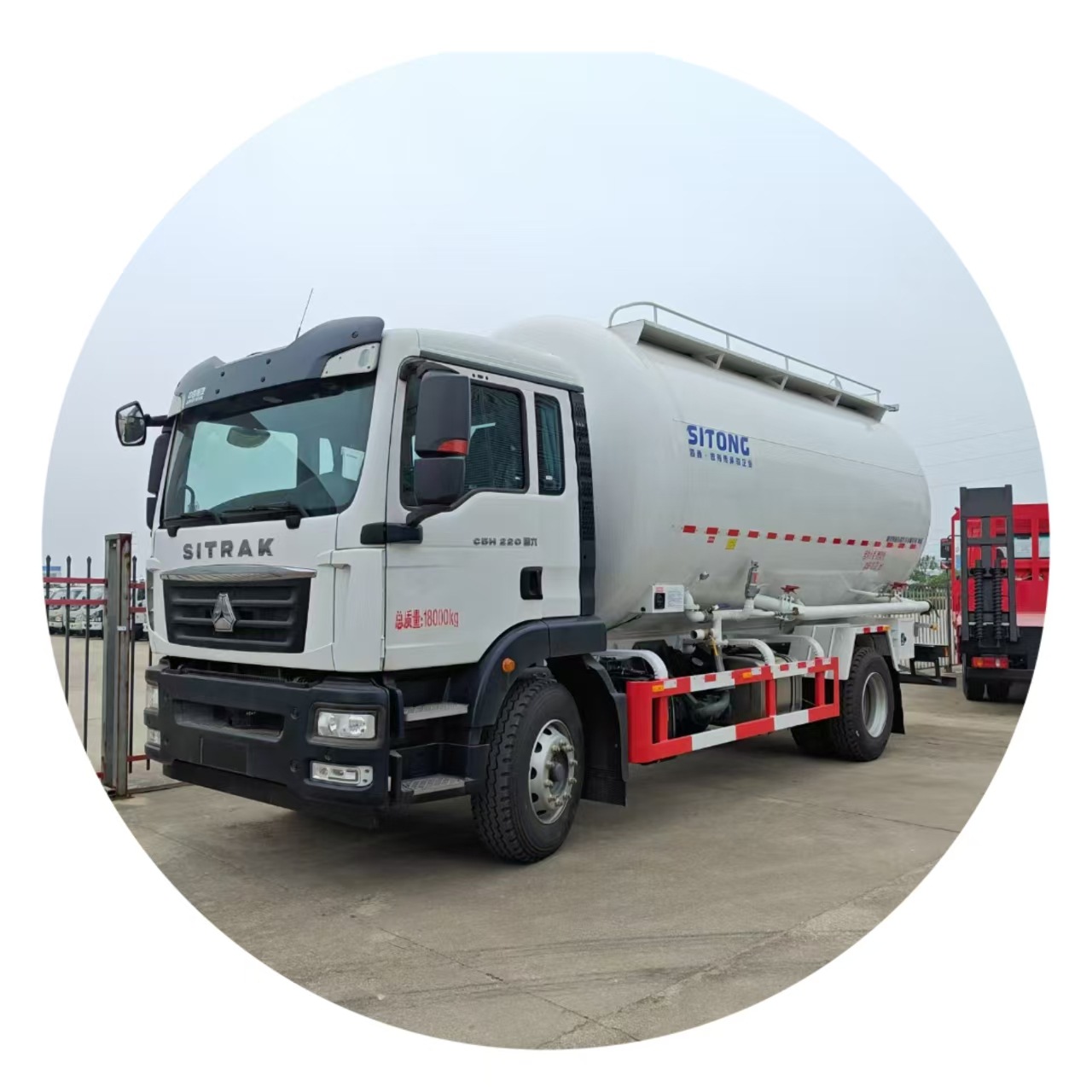 Sinotruk Powder and Granular Material Transport Truck, Bulk Cement Light Dust Fly Ash Transfer Tank Truck, Powder Tank Truck Export