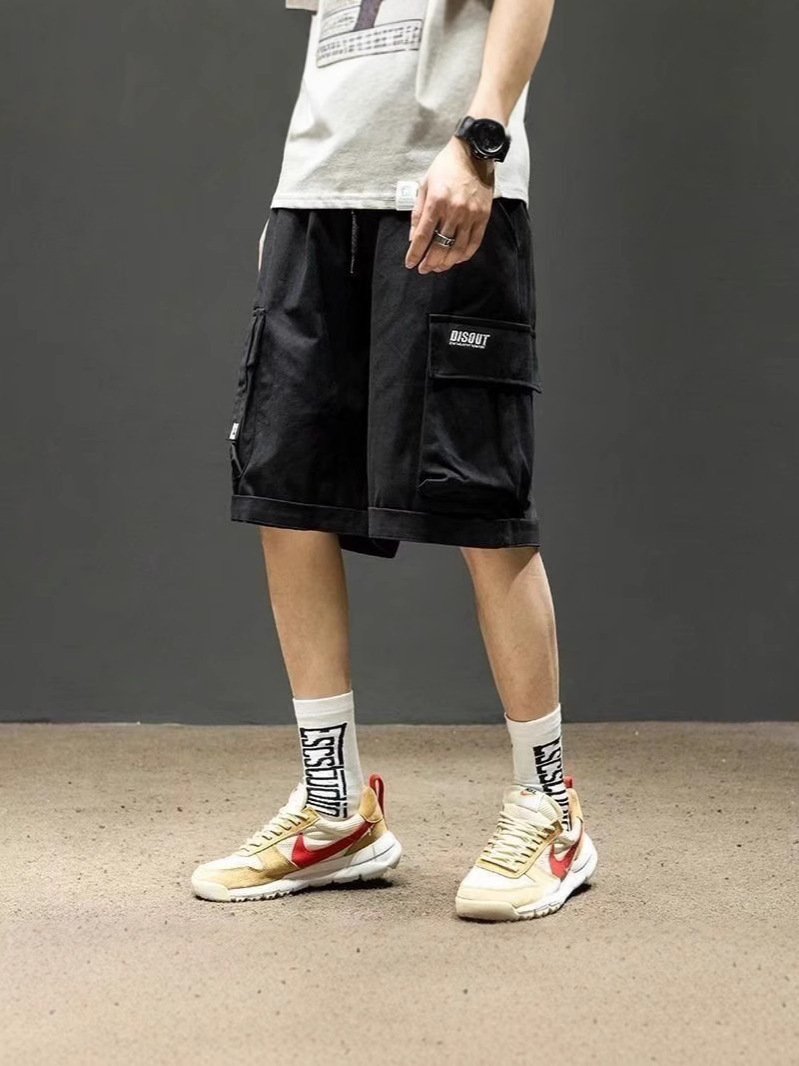 Nuevos pantalones cortos de herramientas de moda para hombres, pantalones de moda japoneses de verano, pantalones de cinco puntos sueltos de gran tamaño para hombres
