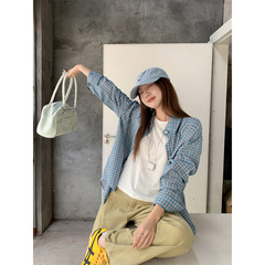 章若楠の同じ格子のシャツの長袖のtシャツの女性の秋の甘くて独特な格好はやせているゆったりしている上着を現します。