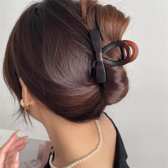 シンプルなマットアンバーカラーのリボン型ヘアクリップ、後頭部の髪をまとめるための高級感のあるおしゃれなヘアピン、ヘアアクセサリー