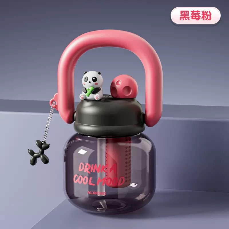 プラスチックカップの大容量はポットを持ってコップを持っています。|undefined