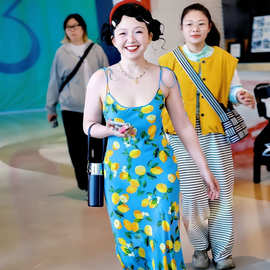浪姐辣目洋子李嘉琦同款法式海岛风度假多巴胺柠檬印花吊带连衣裙