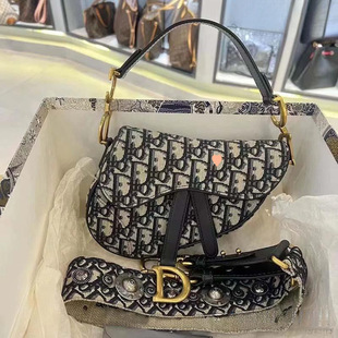 ����Ů�¿�Ҹ�°���б��ٴ�͹��R��������̽���С����һ�����]