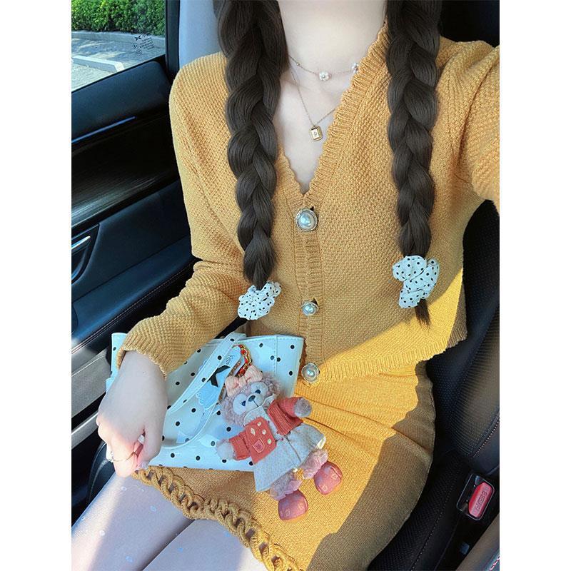 Dopamine autumn outfit matching a set of small Chanel-style knit cardigan and high-waisted skirt, lively and playful two-piece set