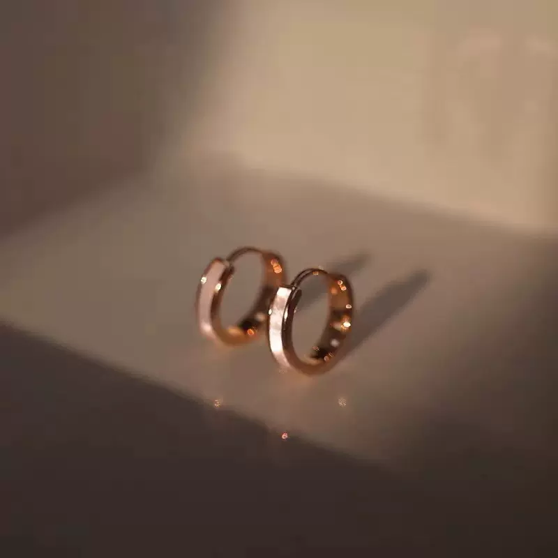 简约气质素圈耳环女2023年新款小众设计贝壳耳圈冷淡风高级感耳饰