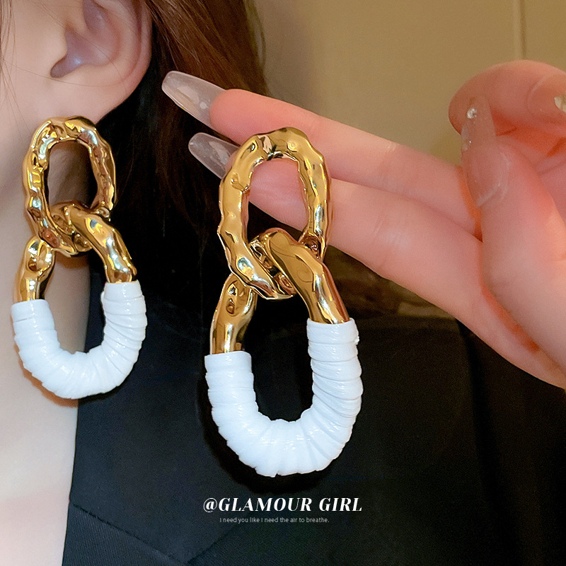 Aguja de plata Oval trenzado plisado cuero bobinado borla pendientes elegantes pendientes de lujo Luz de moda todo-fósforo pendientes de cercanías