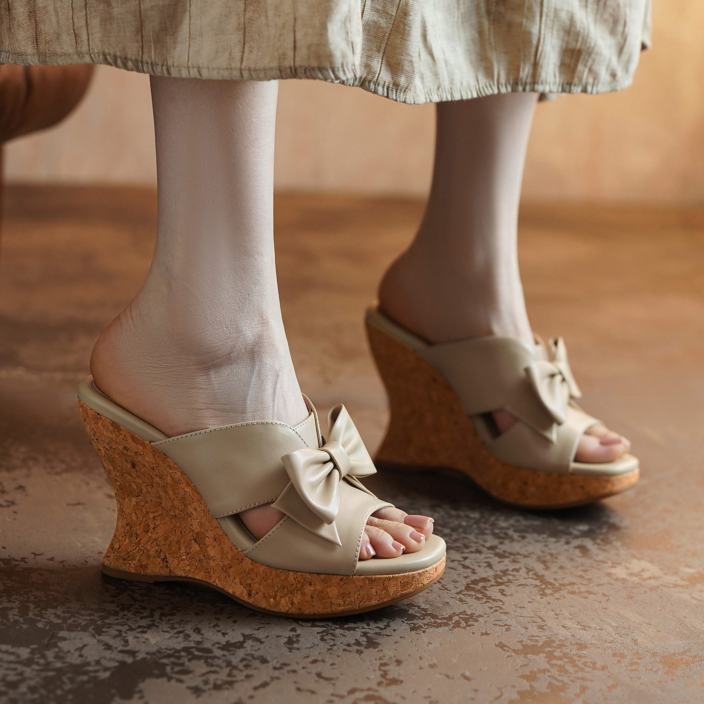 Sandal cao gót nữ hở mũi phong cách cổ điển nơ bướm đế xuồng — màu trắng ngà, màu mơ