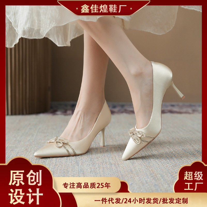 Giày cao gót nữ mũi nhọn gót mảnh đính nơ lụa satin và đá pha lê, gót 6–8 cm — Màu trắng ngà, màu đen