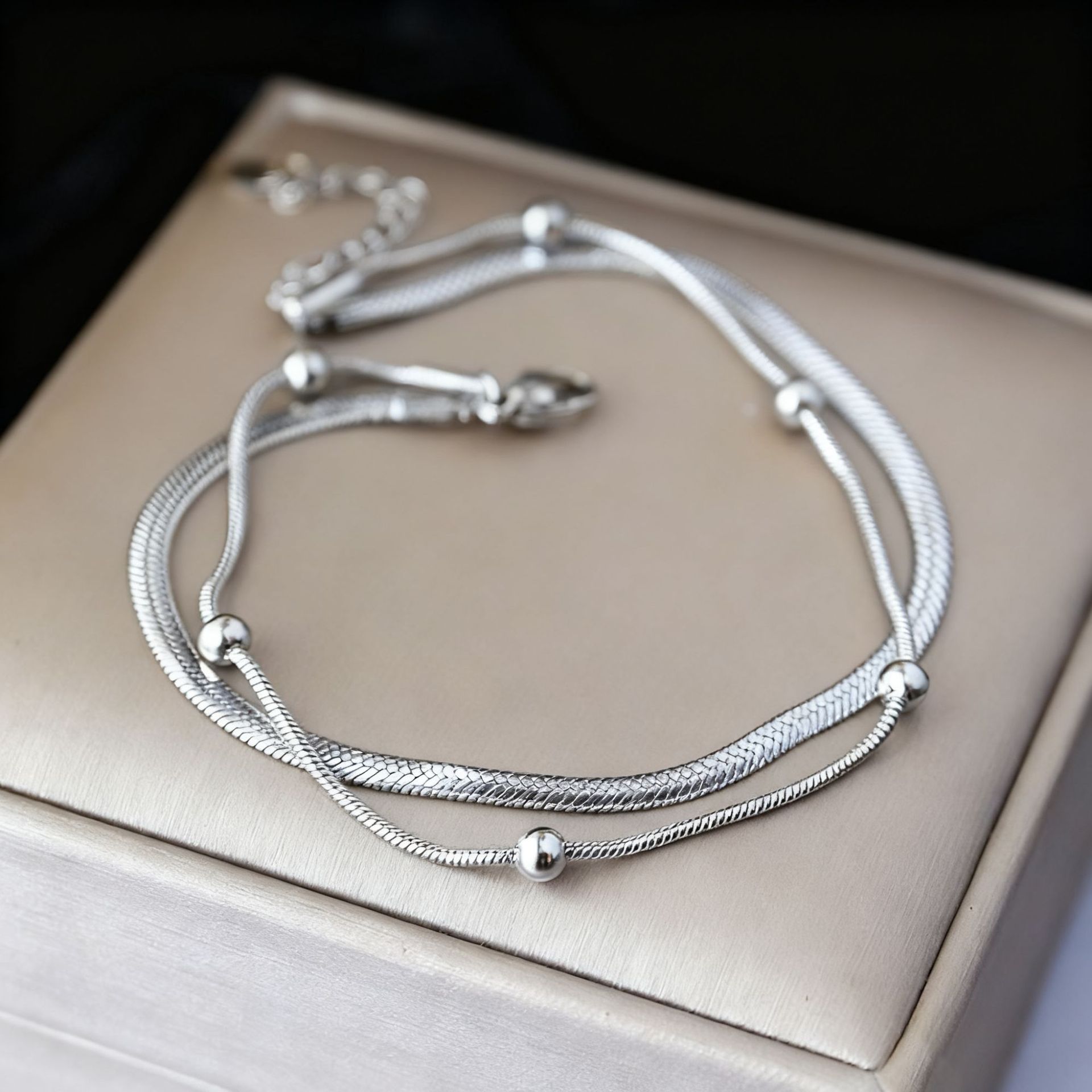 En stock, la correa de acero de titanio explosiva colección de verano no se desvanece, mujeres sencillas y sofisticadas, estilo transfronterizo europeo y americano.