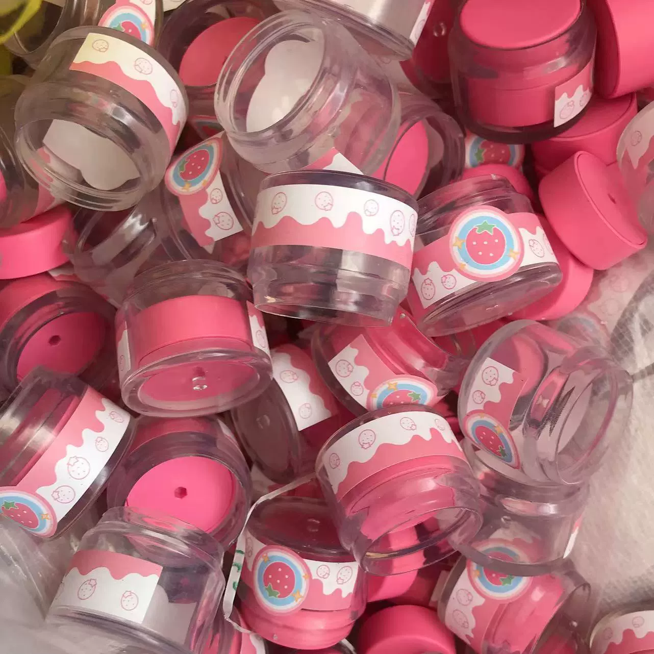 Подлинные сыпучие клубничные банки сцены