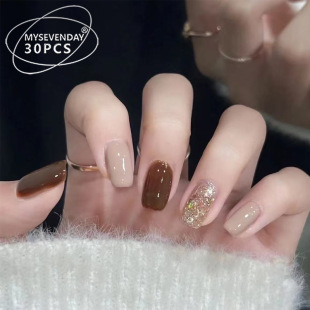 New Year explosions wear armor wholesale contrast glitter phototherapy show white nail nail nail nail piece hot girl wearable nail piece short