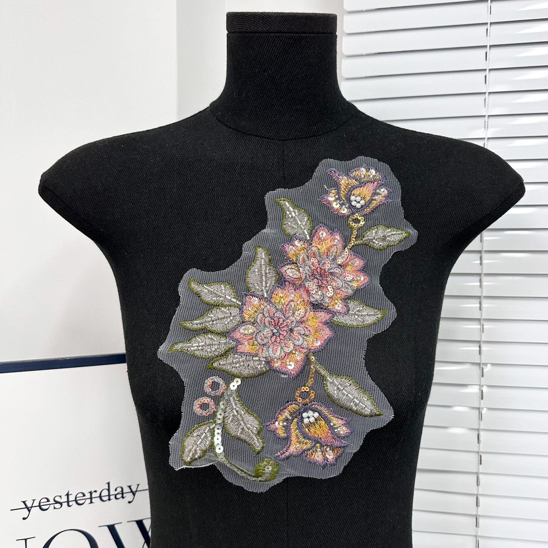 Flores verdes bordadas con cuentas de color, flores de pecho hechas a mano, parches tridimensionales, di-di pegado, accesorios de flores rosadas.
