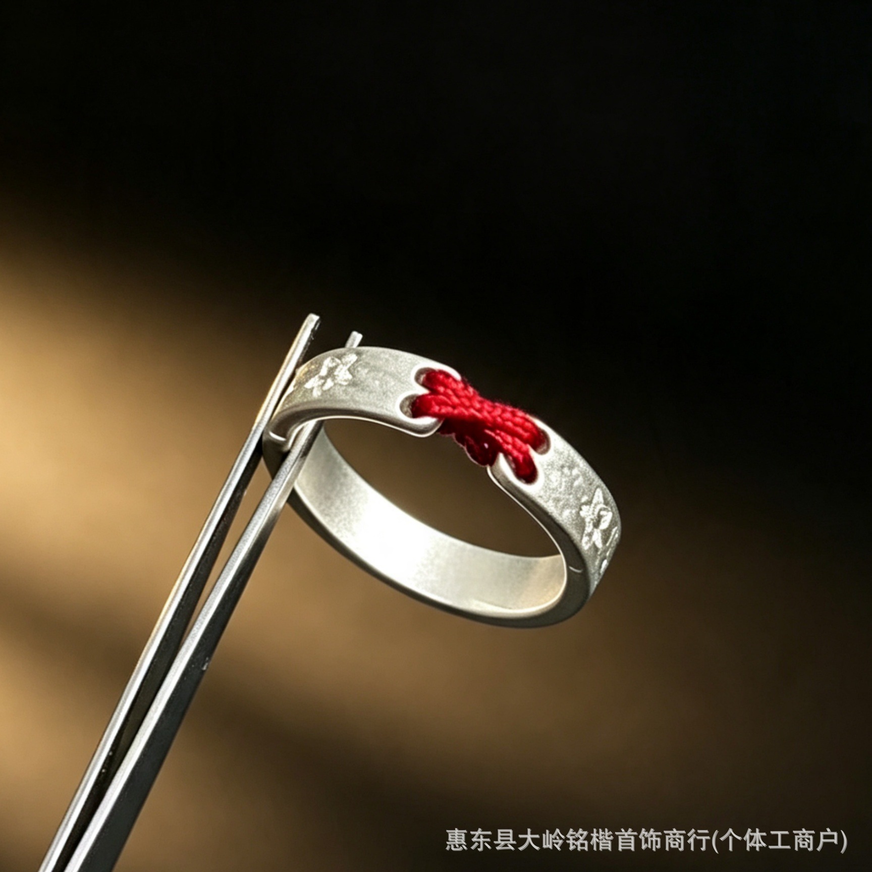 Star-patterned hammered silver ring with red rope knot, open ring, gentle atmosphere, versatile, light luxury, elegant and generous