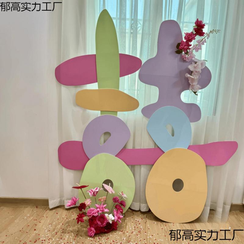 ドーパミンカラーの超大型喜字kt板の結婚部屋に結婚式の装飾写真の道具を配置します。|undefined