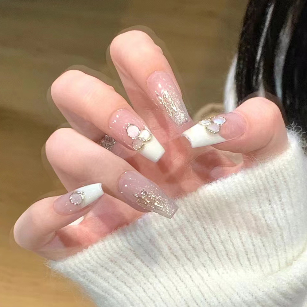 Arte de uñas al por mayor para Año Nuevo, arte de uñas hecho a mano con tendencia nacional roja del Año de la Serpiente, pegatinas de uñas con efecto ojo de gato y fuegos artificiales con un toque de alta gama.