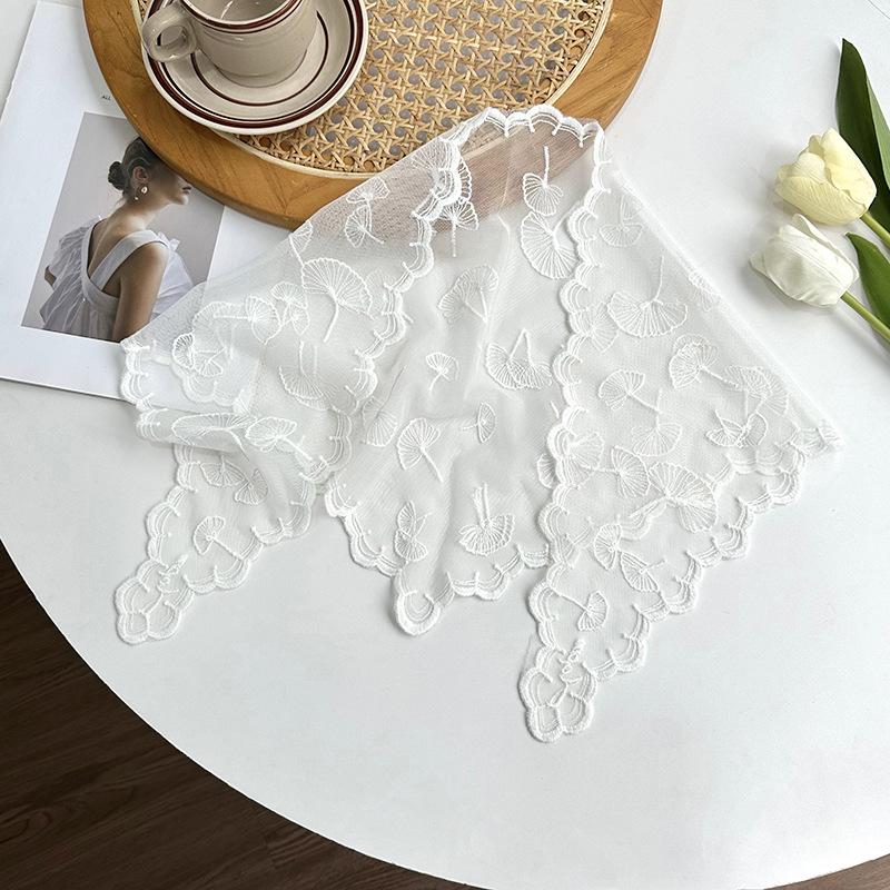 Pañuelo floral de encaje retro de estilo francés para mujer, turbante dulce junto al mar, diadema triangular artística versión coreana de moda.