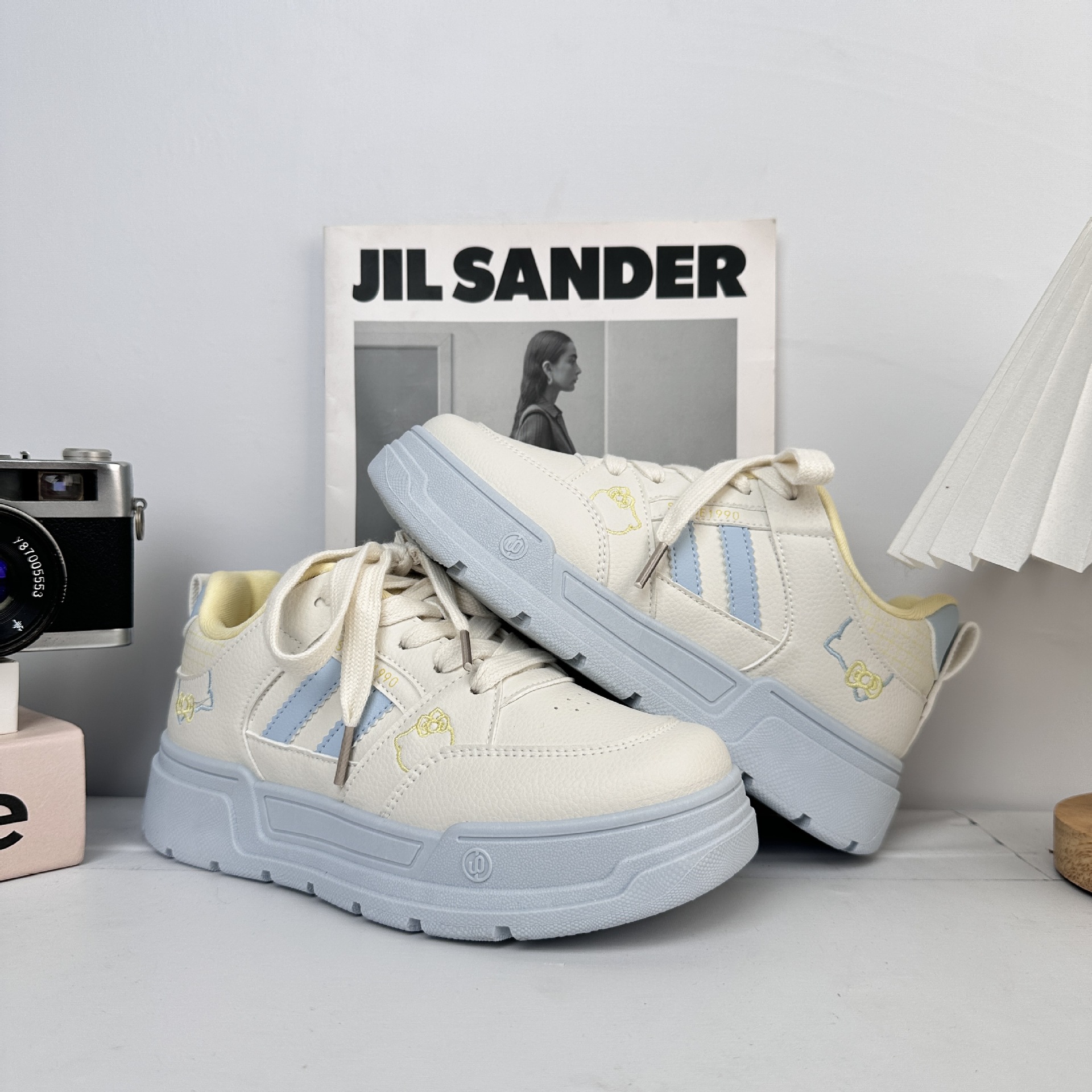 Zapatos blancos de fondo grueso para mujeres 2025 nuevos zapatos de skate coreanos de primavera y otoño para estudiantes de nicho zapatos de pan