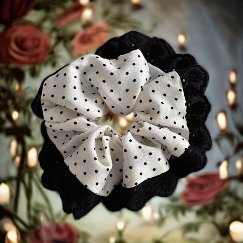 검은색 레이스 장식이 달린 흰색 머리끈