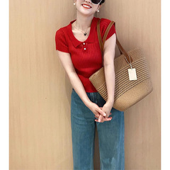 赤いpoloシャツのニットの氷の糸の修身はやせています。