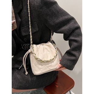 �¿����Ůʽ��Ʒ��Ʒ�а�ɫС����Ʒ�μ�б����������ˮͰ��