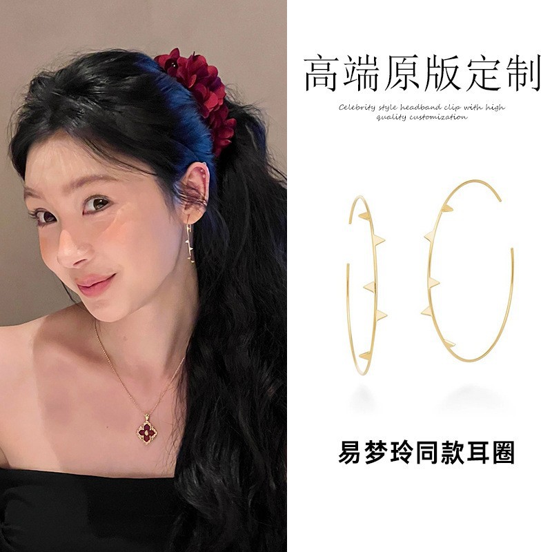 Pendientes geométricos de anillo simple de nuevo estilo transfronterizo de aguja de plata, sentido de diseño, pendientes de lujo simples y ligeros, pendientes de sentido de alta gama de moda al por mayor