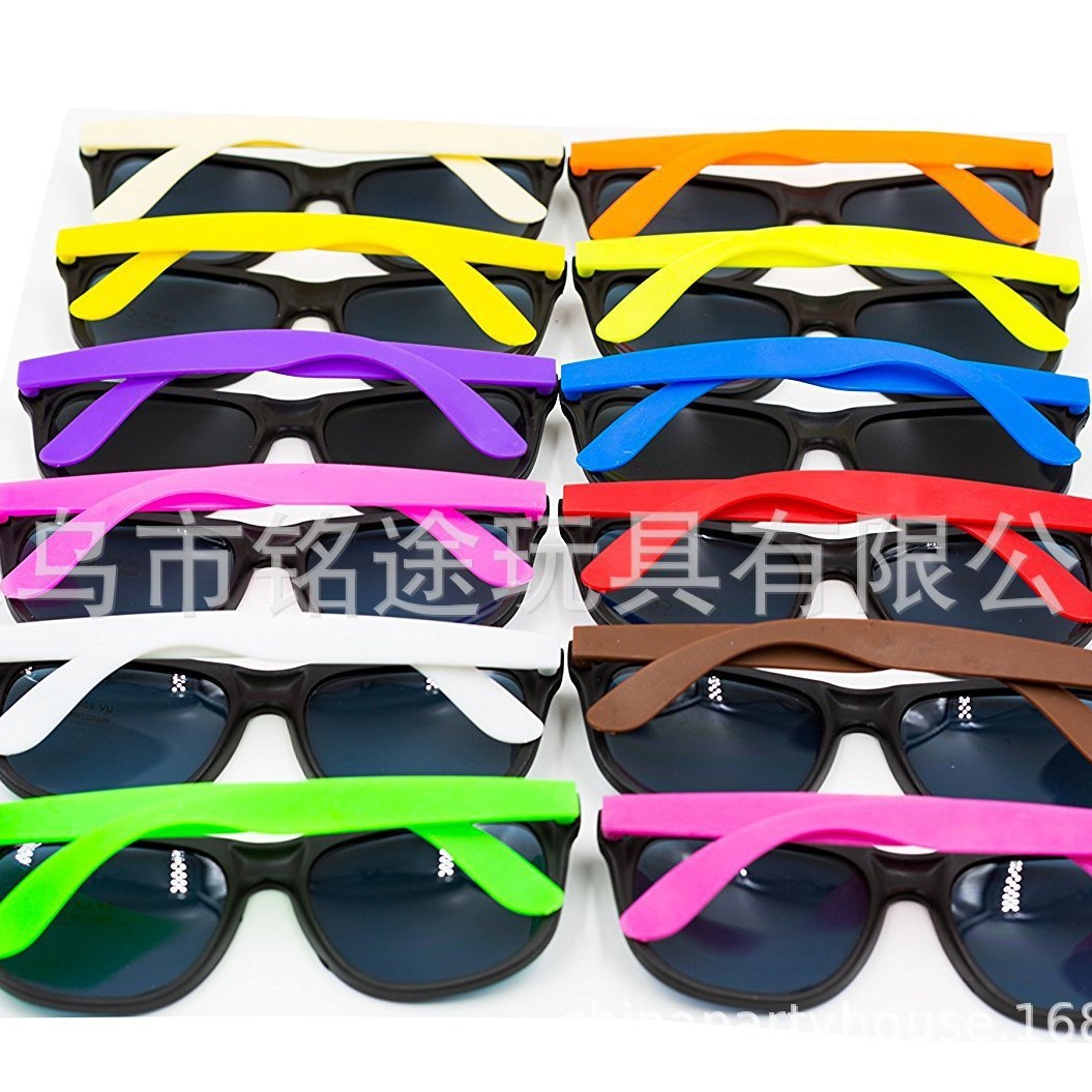 Caliente en stock Hawaiano colorido partido gafas de sol fiesta suministros playa gafas fábrica al por mayor
