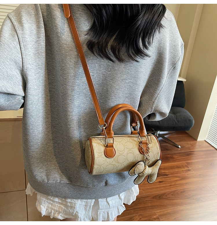 The 2025 summer new small handbag for women, the Boston bag, is casual, versatile, elegant, and has a high level of appearance. It is a trendy hand-held crossbody bag undefined