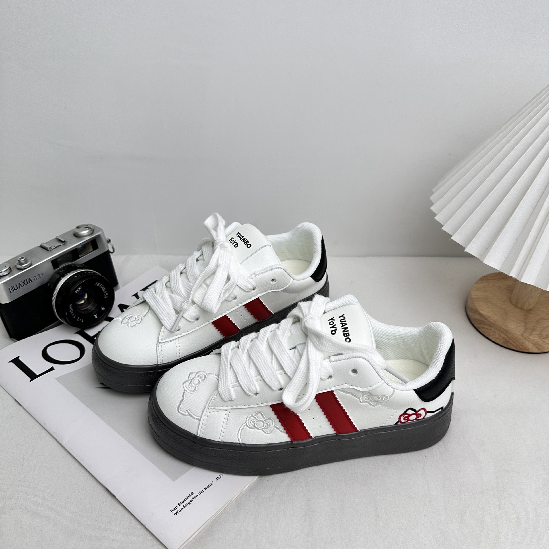 Yuanbo2025 primavera nueva variedad de zapatos de skate para estudiantes, zapatos de lienzo coreanos de Harajuku, zapatos de nicho, zapatos blancos