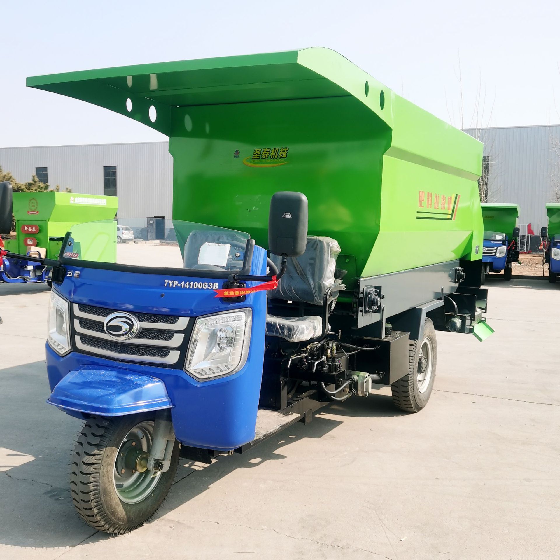 圣泰机械-农用三轮饲料搅拌撒料车 牛羊拌料车