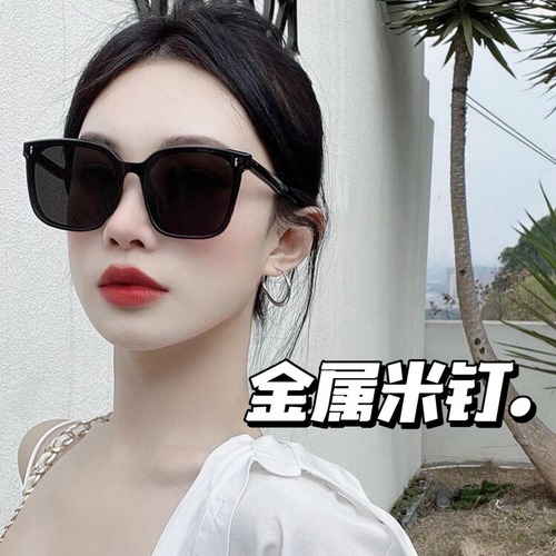 新款方框金属竖米钉墨镜女大框高级感防紫外线太阳镜男开车眼镜潮