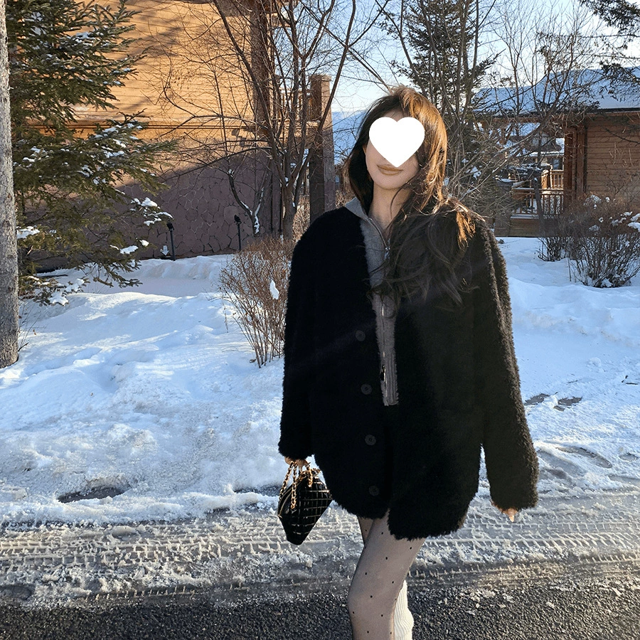 Новое стильное пальто средней длины из искусственного меха на осень и зиму, утолщенное свободное женское пальто, модное и стройнящее.