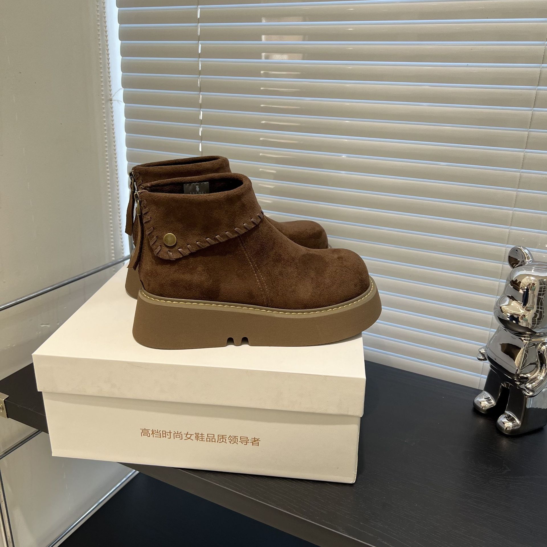 悦薇高品质女鞋时尚潮流绒面短靴瘦瘦靴复古百搭粗跟圆头马丁靴子