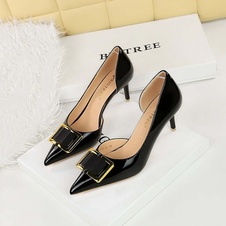 Décolleté stiletto donna in vernice con punta affusolata_voghion.com