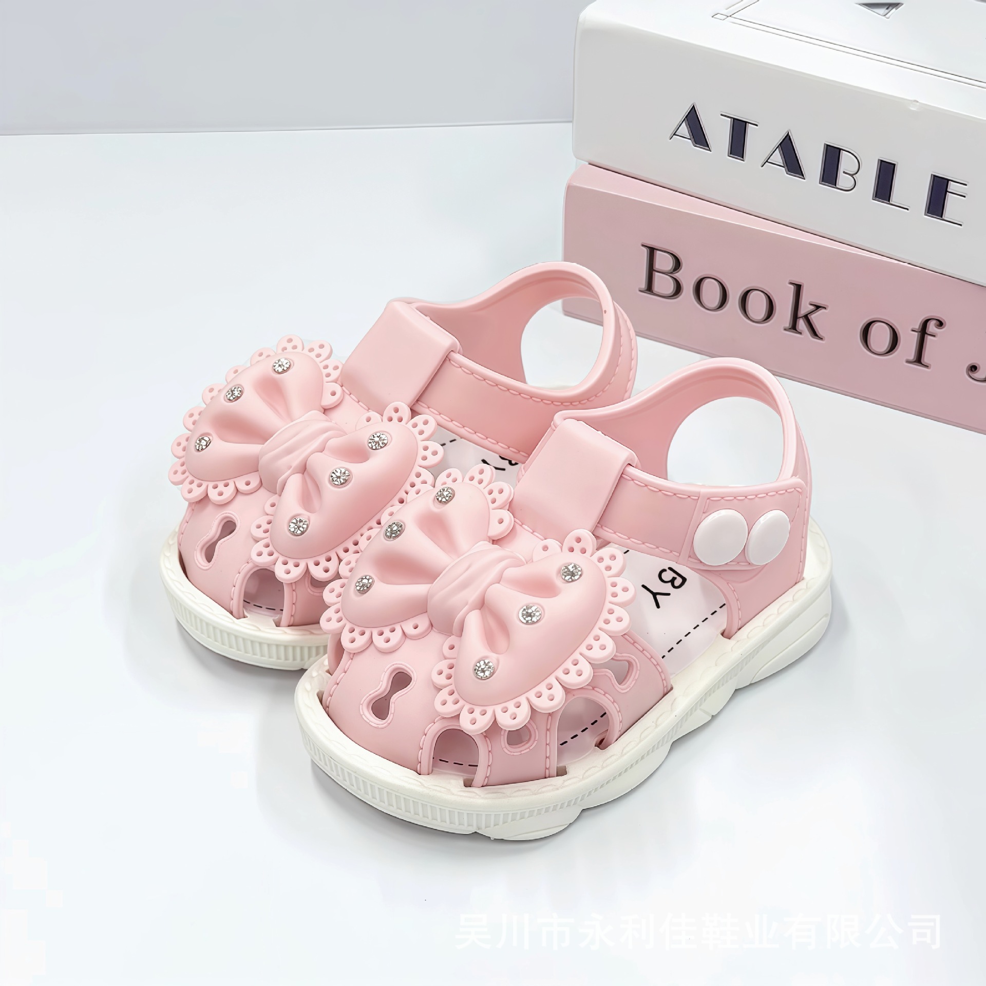 Fábrica de sandalias al por mayor transfronterizas suministro directo de arco de perforación de agua pequeña y media niña bebé zapatos de toddler pequeña princesa