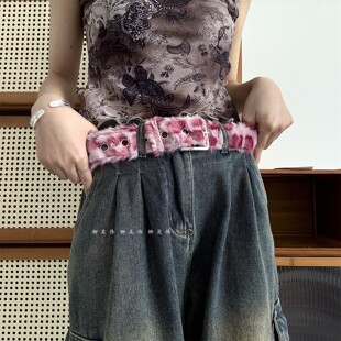 �羳�r�зۼtɫ���yƤ��Ů��ţ��ѝ�b��Ļ�����ykë�q�ٴ�����