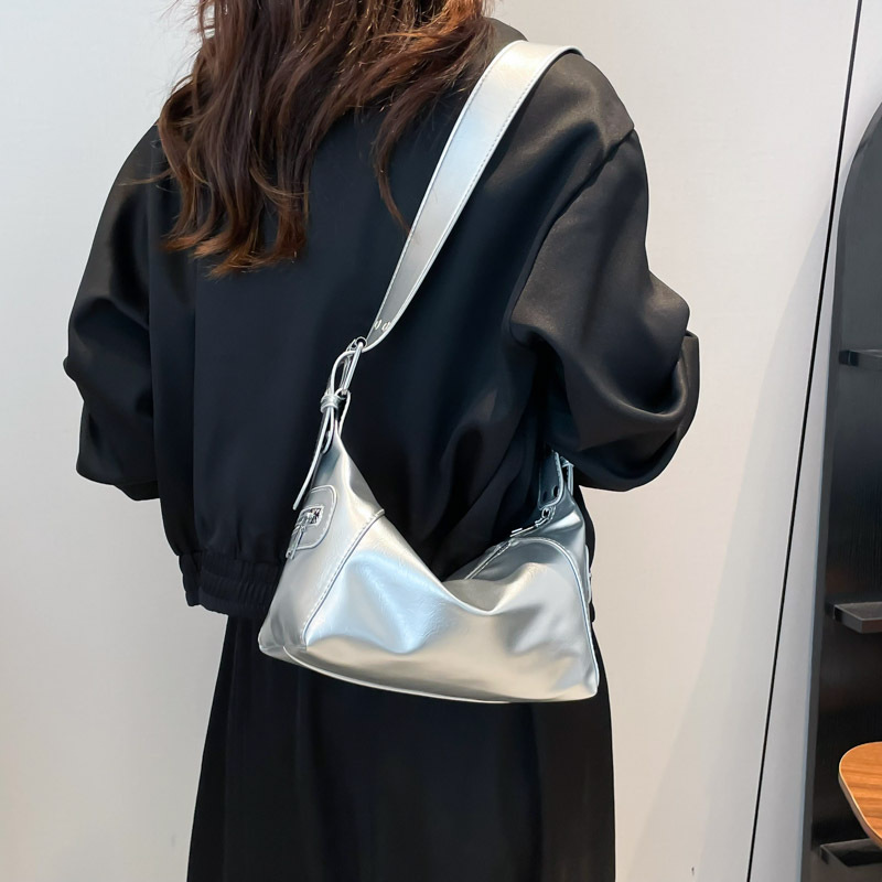 Bolso de diseño de nicho para mujeres 2025, nuevo bolso de hombro universal de verano, bolso de palo casual de aire extranjero, bolso de brazo extranjero