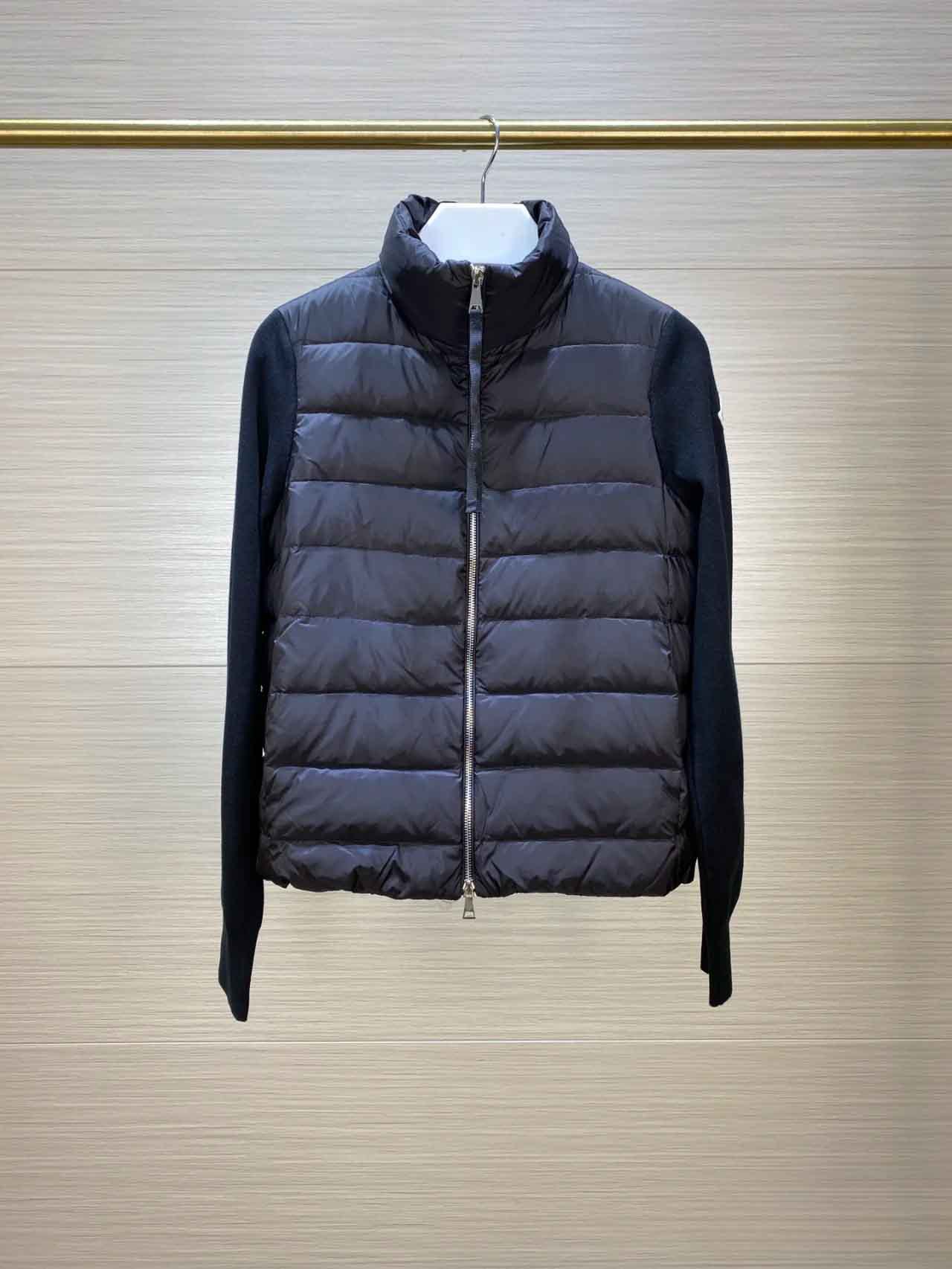 『Dujia Spot』M家スタンドカラーニットパッチワーク袖章ダウンジャケット女の子用ライトダウンジャケットの正しいバージョン