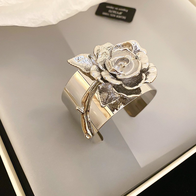 新商品の重工欧米の金属風のブレスレットは精巧で豪華な気質の手環の広い辺の個性の高級感の手飾りの卸売りです。|undefined