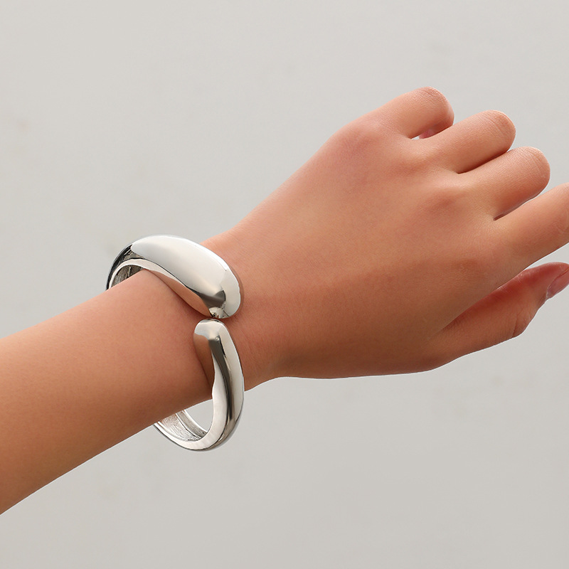 Joyería popular transfronteriza europea y americana, simple y moderna, pulsera de metal hueca de borde ancho, única y llamativa.
