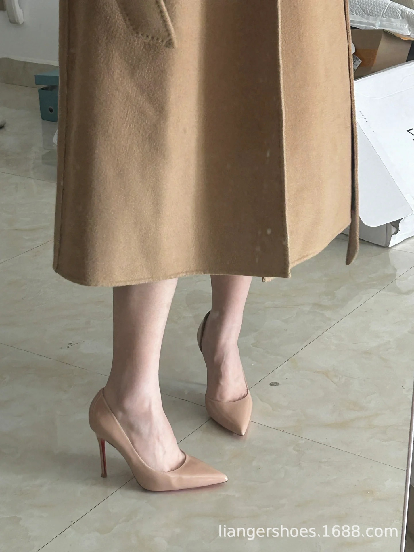 Rojo fondo lateral vacío tacones altos zapatos de mujer 2024 tacones de color desnudo puntuales de cuero esmalte temperamento zapatos de mujer nueva moda versátil